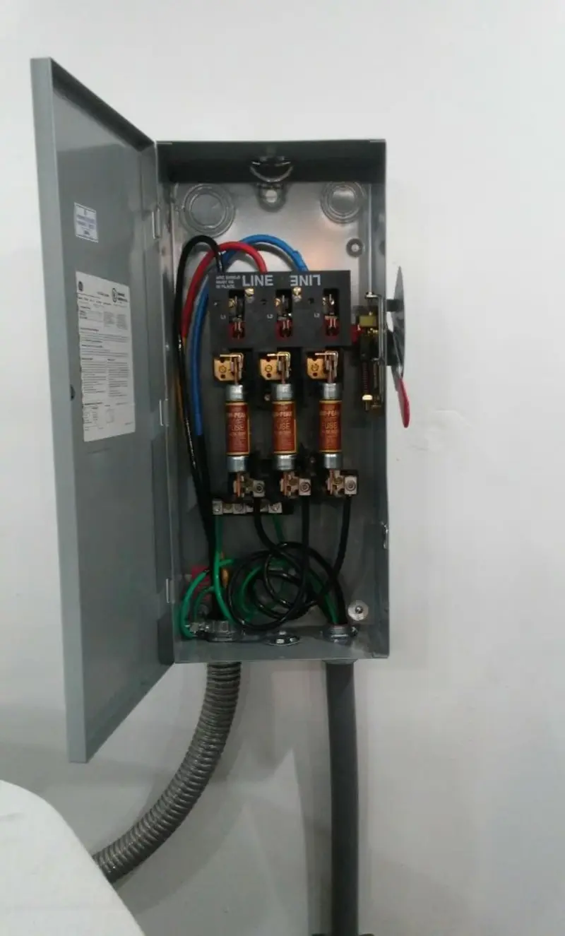 Three-phase disconnect switch installed for Smoke Detector Installation in Krum